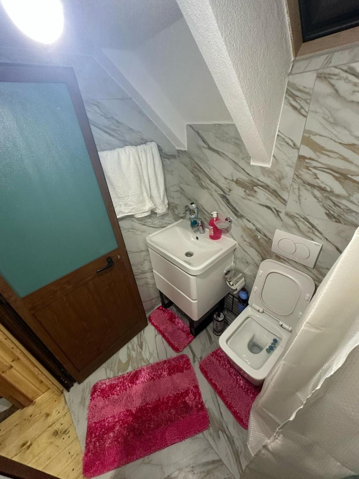 Vellezrit Gjelaj Bed & Breakfast *